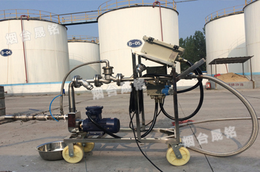 雙氧水灌（guàn）裝案例：淄（zī）博二（èr）氯甲烷定量分裝大桶設備